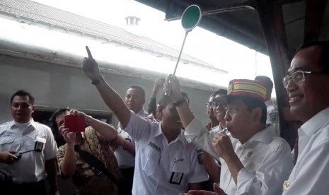 Ketua DPR RI Setya Novanto bersama menteri perhubungan, Budi Karya saat melepas mudik lebaran 2017 di stasiun Pasar Senen, Jakarta.