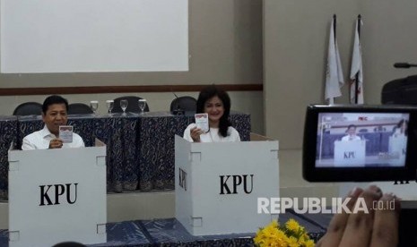 Ketua DPR RI  Setya Novanto bersama sang istri Deisti Astriani menggunakan hak pilihnya di TPS 4, Melawai, Kebayoran Baru, Jakarta Selatan Rabu (19/4).