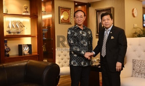  Ketua DPR RI, Setya Novanto (kanan) bersalaman dengan Duta Besar Jepang untuk Indonesia, Yasuaki Tanizaki (kiri) setelah berbincang di ruangannya yang berada di Lantai III Kompleks Parlemen, Jakarta, Senin (6/7). (Republika/Raisan Al Farisi)