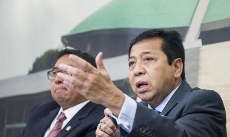 Ketua DPR RI Setya Novanto (kanan) didampingi Wakil Ketua DPR Fadli Zon (kiri) memberikan keterangan kepada wartawan mengenai pertemuan dengan Donald Trump di Kompleks Parlemen Senayan, Jakarta, Senin (14/9).