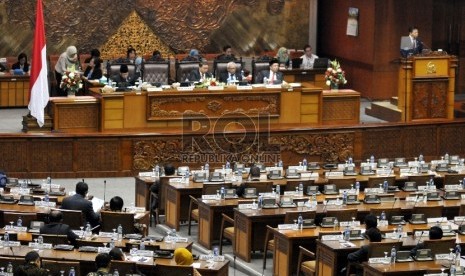   Ketua DPR RI Setya Novanto (kanan) menyampaikan pidato saat sidang paripurna pembukaan masa sidang II tahun 2015-2016 di Kompleks Parlemen, Jakarta, Senin (16/11). (Republika/Rakhmawaty La'lang)