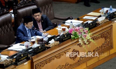 Ketua DPR RI Setya Novanto (kiri) bersama Wakil Ketua DPR RI Fahri Hamzah memimpin Rapat Paripurna ke-32 masa persidangan V tahun sidang 2016-2017 di Kompleks Parlemen Senayan, Jakarta, Kamis (20/7).