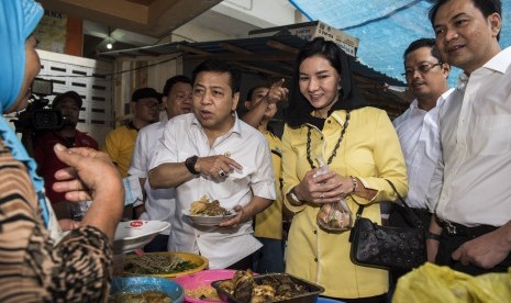 Ketua DPR RI, Setya Novanto (kiri), sidak ke pasar Pandansari di Balikpapan, Kalimantan Timur, Senin (22/5). 