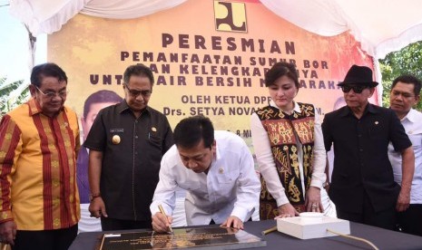 Ketua DPR RI Setya Novanto meresmikan pemanfaatan sumur bor beserta kelengkapannya di halaman depan Gedung GMIT Salom Airnonan, Kelurahan Bakunase, Kecamatan Kota Raja, Kota Kupang, NTT, Senin (8/5). 