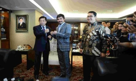   Ketua DPR RI, Setya Novanto saat menerima kunjungan petinju asal Filipina, Manny Pacquiao didampingi Wakil Ketua DPR RI Fadli Zon di Gedung DPR RI, Jakarta, Jumat (10/7).  (Republika/Rakhmawaty La'lang)