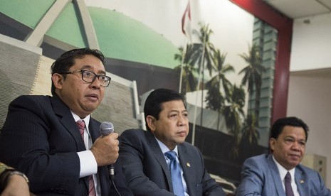 Ketua DPR RI Setya Novanto (tengah) didampingi Wakil Ketua DPR Fadli Zon (kiri) dan Ketua BURT DPR Roem Kono (kanan) memberikan keterangan terkait pertemuan dengan Donald Trump di Kompleks Parlemen Senayan, Jakarta, Senin (14/9).