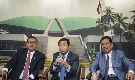 Ketua DPR RI Setya Novanto (tengah) didampingi Wakil Ketua DPR Fadli Zon (kiri) dan Ketua BURT DPR Roem Kono (kanan) memberikan keterangan terkait pertemuan dengan Donald Trump di Kompleks Parlemen Senayan, Jakarta, Senin (14/9). 