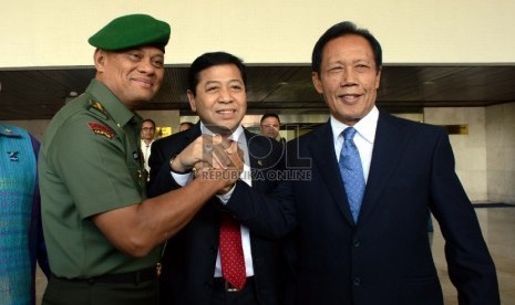 Ketua DPR RI Setya Novanto (tengah) bersama Letnan Jenderal TNI (Purn) Sutiyoso (kanan) dan Jenderal TNI Gatot Nurmantyo usai rapat paripurna DPR RI di Kompleks Parlemen Senayan, Jakarta, Jumat (3/7).  (Republika/Rakhmawaty La’lang)