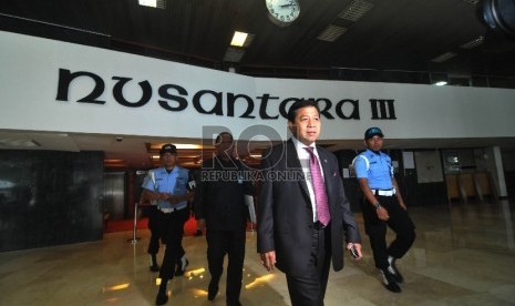 Ketua DPR Setya Novanto berjalan meninggalkan Gedung DPR, Senayan, Jakarta, Selasa (17/11).