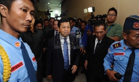  Ketua DPR Setya Novanto berjalan saat akan mengikuti sidang Paripurna di Kompleks Parlemen Senayan, Jakarta, Selasa (15/12).  (Republika/Tahta Aidilla)