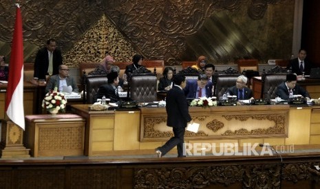 Ketua DPR Setya Novanto berjalan untuk menyampaikan pidatonya pada sidang paripurna ke-16 pembukaan masa sidang tahun 2016-2017 di Kompleks Parlemen , Senayan, Jakarta, Selasa (10/1).