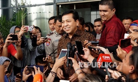  Ketua DPR Setya Novanto berjalan usai memenuhi panggilan KPK di gedung KPK, Jakarta, Jumat (14/7).