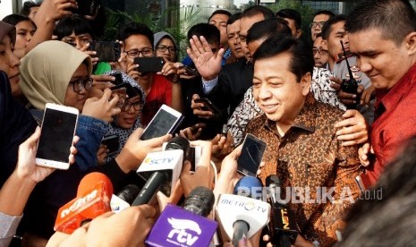 Ketua DPR Setya Novanto berjalan usai memenuhi panggilan KPK di gedung KPK, Jakarta, Jumat (14/7). 