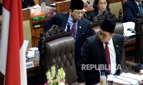 Ketua DPR Setya Novanto bersama Wakil Ketua DPR Fadli Zon ketika mengikuti sidang Paripurna di Gedung Nusantara II, Kompleks Parlemen, senayan, Jakarta, Rabu (25/10).