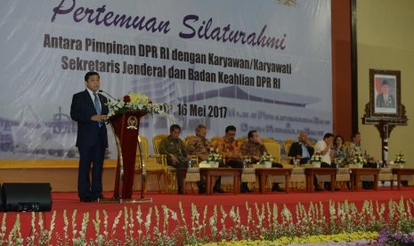 Ketua DPR Setya Novanto dalam acara silaturahim Pimpinan DPR RI dengan Sekjen, Irtama, pejabat dan seluruh pegawai dan karyawan di lingkungan Sekretariat serta Badan Keahlian DPR RI di ruang Pustakaloka, Gedung Nusantara IV, Senayan, Jakarta, Selasa (16/5).