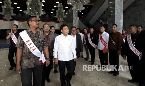 Ketua DPR Setya Novanto dan Wakil Ketua DPR Fahri Hamzah mengikuti gladi kotor menyambut dan pidato Raja Arab Saudi Salman bin Abdulaziz Al Saud di ruang Paripurna Gedung KK di Kompleks Parlemen, Senayan, Jakarta, Selasa (28/2).