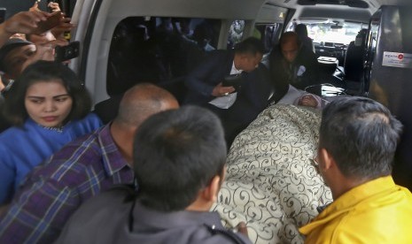 Ketua DPR Setya Novanto dibawa keluar dari mobil ambulance setibanya di RSCM Kencana, Jakarta Pusat, Jumat (17/11).