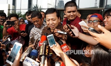 Ketua DPR Setya Novanto didampingi Sekjen Partai Golkar Idrus Marham berjalan usai memenuhi panggilan KPK di gedung KPK, Jakarta, Jumat (14/7).