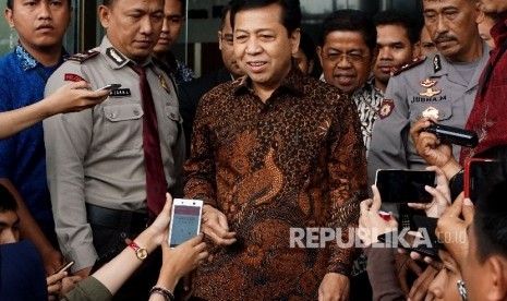 Ketua DPR Setya Novanto didampingi Sekjen Partai Golkar Idrus Marham berjalan usai memenuhi panggilan KPK di gedung KPK, Jakarta, Jumat (14/7). 