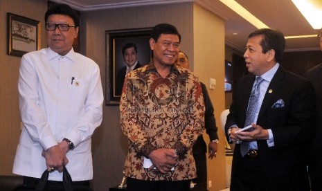 Ketua DPR, Setya Novanto (kanan) berbincang bersama Menko Polhukam, Tedjo Edhy Purdijatno (tengah) serta Mendagri, Tjahjo Kumolo (kiri) diruang pimpinan DPR, Gedung Nusantara III, Komplek Parlemen Senayan, Jakarta, Rabu (1/4).