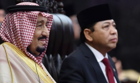 Ketua DPR Setya Novanto (kanan) bersama Raja Arab Saudi Salman bin Abdulaziz Al-Saud yang akan memberikan pidato kenegaraan di Ruang Rapat Paripurna I di Gedung Parlemen, Jakarta, Kamis (2/3). 