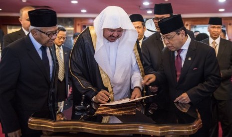 Ketua DPR Setya Novanto (kanan) bersama Wakil Ketua DPR Agus Hermanto (kiri) mendampingi Ketua Majelis Syuro Arab Saudi Syeikh Abdullah bin Muhammad bin Ibrahim Al-Syeikh (tengah) saat menerima kunjungan bilateral di Nusantara III Komplek Parlemen, Senayan