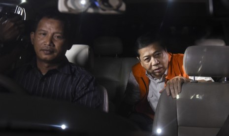 Ketua DPR Setya Novanto (kanan) memasuki mobil tahanan seusai menjalani pemeriksaan di gedung KPK, Jakarta, Kamis (23/11).