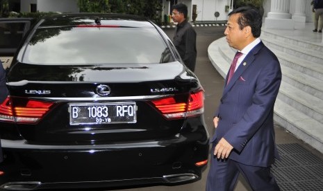 Ketua DPR Setya Novanto (kanan) menuju mobil seusai melakukan pertemuan tertutup dengan Wakil Presiden Jusuf Kalla di Kantor Wapres, Jakarta, Senin (16/11). 