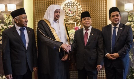 Ketua DPR Setya Novanto (kedua kanan) didampingi Wakil Ketua DPR Fahri Hamzah (kanan) dan Wakil Ketua DPR Agus Hermanto (kiri) berbincang dengan Ketua Majelis Syuro Arab Saudi Syeikh Abdullah bin Muhammad bin Ibrahim Al-Syeikh (kedua kiri) saat kunjungan b