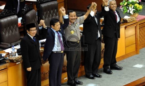 Ketua DPR Setya Novanto bersama calon Kepala Polri, Komisaris Jenderal Badrodin Haiti didampingi Fadli Zon, Agus Hermanto, Taufik Kurniawandi Gedung Nusantara II Kompleks Parlemen Senayan, Jakarta, Kamis (16/4). (Republika/Agung Supriyanto)