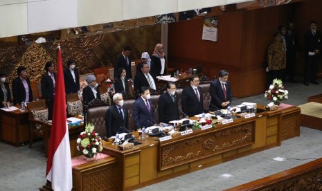  Ketua DPR Setya Novanto bersama bersama pimpina  DPR  lainnya mengenakan masker saat memimpin jalannya Rapat Paripurna DPR di Kompleks Parlemen, Senayan, Jakarta, Jumat (30/10). (Antara/Indra)