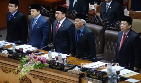 Ketua DPR Setya Novanto (kedua kiri), bersama pimpinan DPR mengikuti rapat paripurna pengambilan keputusan RUU Pemilu di kompleks parlemen, Jakarta, Kamis (20/7). 