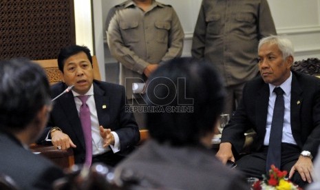 Ketua DPR Setya Novanto (kedua kiri) menerima kunjungan sejumlah tokoh nasional yang tergabung dalam Paguyuban Punakawan di Kompleks Parlemen Senayan, Jakarta, Kamis (27/8). (Republika/Rakhmawaty La'lang)