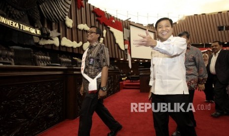 Ketua DPR Setya Novanto (ketiga kanan) dan Wakil Ketua DPR Fahri Hamzah (kedua kanan) mengikuti gladi kotor menyambut dan pidato Raja Arab Saudi Salman bin Abdulaziz Al Saud di ruang Paripurna Gedung KK di Kompleks Parlemen, Senayan, Jakarta, Selasa (28/2)