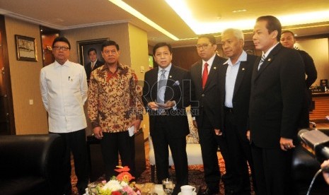 Ketua DPR, Setya Novanto (ketiga kiri) didampingi Wakil Ketua DPR Fadli Zon (ketiga kanan), Agus Hermanto (kedua kanan) dan Taufik Kurniawan (kanan) menerima kedatangan Menko Polhukam, Tedjo Edhy Purdijatno (kedua kiri) serta Mendagri, Tjahjo Kumolo (kiri)