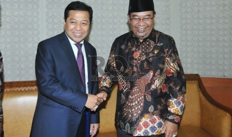 Ketua DPR Setya Novanto ( kiri) bersama Ketua BPK Harry Azhar Azis (kanan) di Gedung Parlemen, Senayan, Jakarta, Senin (5/10).  (Republika/Rakhmawaty La’lang)