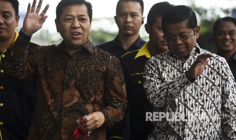 Ketua DPR Setya Novanto (kiri) didampingi Sekjen Partai Golkar Idrus Marham (kanan) memenuhi panggilan KPK untuk menjalani pemeriksaan di gedung KPK, Jakarta, Jumat (14/7). 