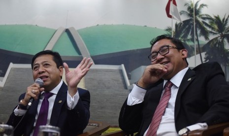  Ketua DPR Setya Novanto (kiri) didampingi Wakil Ketua DPR Fadli Zon (kanan) melakukan konferensi pers terkait pelaksanaan Ibadah Haji pimpinan DPR di Kompleks Parlemen Senayan, Jakarta, Rabu (30/9).