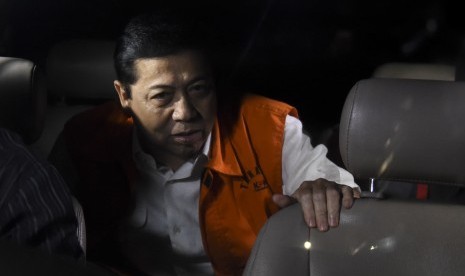 Ketua DPR Setya Novanto memasuki mobil tahanan seusai menjalani pemeriksaan di gedung KPK, Jakarta, Kamis (23/11).a