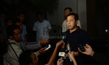 Ketua DPR Setya Novanto memberikan pernyataan kepada media di kediamannya Jalan Wijaya XIII, Jakarta, Rabu (16/12) malam.Republika/Raisan Al Farisi