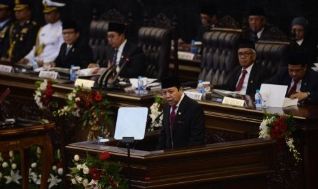 Ketua DPR Setya Novanto menyampaikan kata sambutan sebelum pembacaan pidato tanggapan penyampaian nota keuangan dan RAPBN 2016 oleh Presiden Joko Widodo di Kompleks Parlemen, Jakarta, Jumat (14/8). 