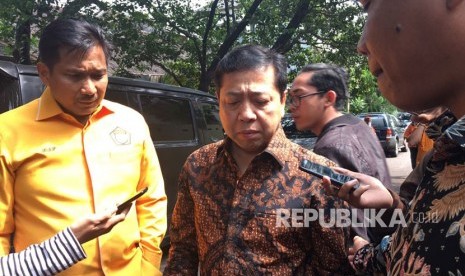 Ketua DPR Setya Novanto saat ditanyai wartawan usai menghadiri HUT Kosgoro 57 di Jalan Hansg Lekiu I Nomor 3 Kebayoran Baru, Jakarta pada Jumat (10/11).