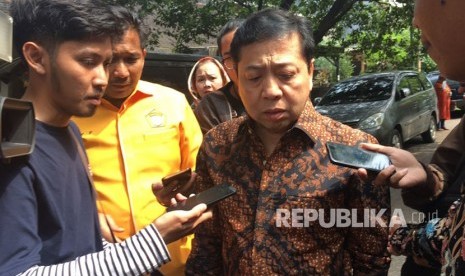 Ketua DPR Setya Novanto saat ditanyai wartawan usai menghadiri HUT Kosgoro 57 di Jalan Hansg Lekiu I Nomor 3 Kebayoran Baru, Jakarta pada Jumat (10/11).