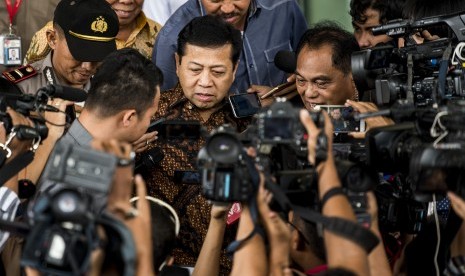 Ketua DPR Setya Novanto (tengah) berjalan keluar gedung KPK seusai menjalani pemeriksaan di Jakarta, Selasa (10/1). 