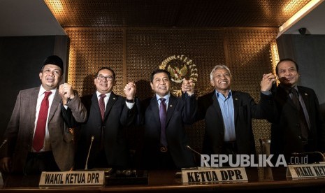 Ketua DPR Setya Novanto (tengah) bersama Wakil Ketua DPR Fadli Zon (kedua kiri), Agus Hermanto (kedua kanan), Taufik Kurniawan (kanan) dan Fahri Hamzah (kiri) mengangkat tangan bersama seusai memberikan keterangan kepada wartawan di Kompleks Parlemen Senayan, Jakarta, Selasa (18/7). 