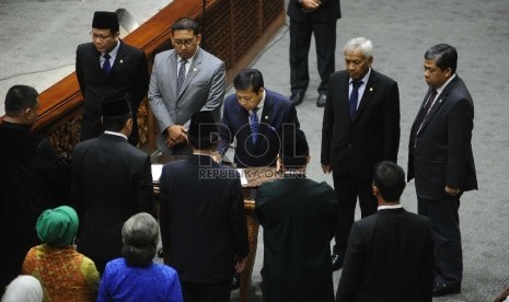 Ketua DPR Setya Novanto (tengah) melantik anggota DPR pengganti saat sidang Paripurna di Kompleks Parlemen Senayan, Jakarta, Selasa (15/12).  (Republika/Tahta Aidilla)