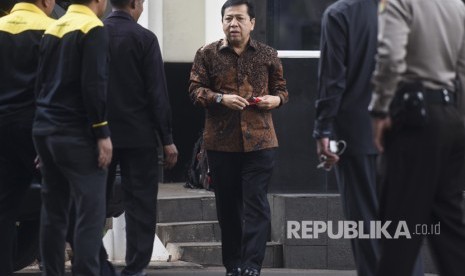 Ketua DPR Setya Novanto (tengah) memenuhi panggilan KPK untuk menjalani pemeriksaan di gedung KPK, Jakarta, Jumat (14/7). 