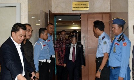 Ketua DPR Setya Novanto usai mengikuti Sidang perkara dugaan pelanggaran kode etik Mahkamah Kehormatan Dewan (MKD) secara tertutup di Kompleks Parlemen, Senanyan, Jakarta, Senin (7/12). (Republika/Rakhmawaty La'lang)