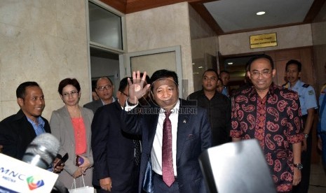 Ketua DPR Setya Novanto usai mengikuti Sidang perkara dugaan pelanggaran kode etik Mahkamah Kehormatan Dewan (MKD) secara tertutup di Kompleks Parlemen, Senanyan, Jakarta, Senin (7/12). (Republika/Rakhmawaty La'lang)