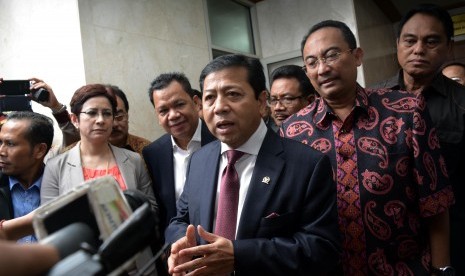 Ketua DPR Setya Novanto usai mengikuti Sidang perkara dugaan pelanggaran kode etik Mahkamah Kehormatan Dewan (MKD) secara tertutup di Kompleks Parlemen, Senanyan, Jakarta, Senin (7/12). 